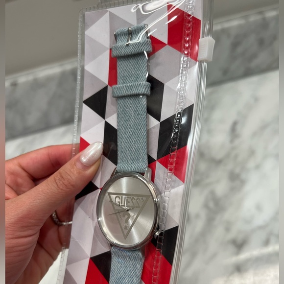 Guess Woman’s Watch- NWT - Picture 5 of 7